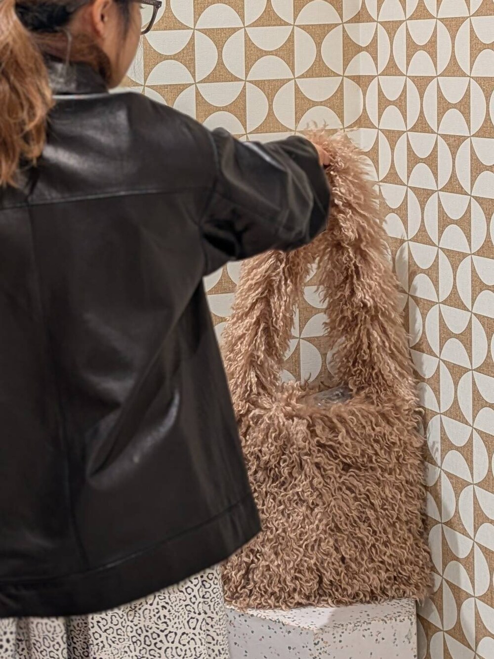 ベージュ系のブーツ、ブラウン系のショルダーバッグ、その他のその他アウターを着用したレディースの秋コーディネートの5枚目の写真