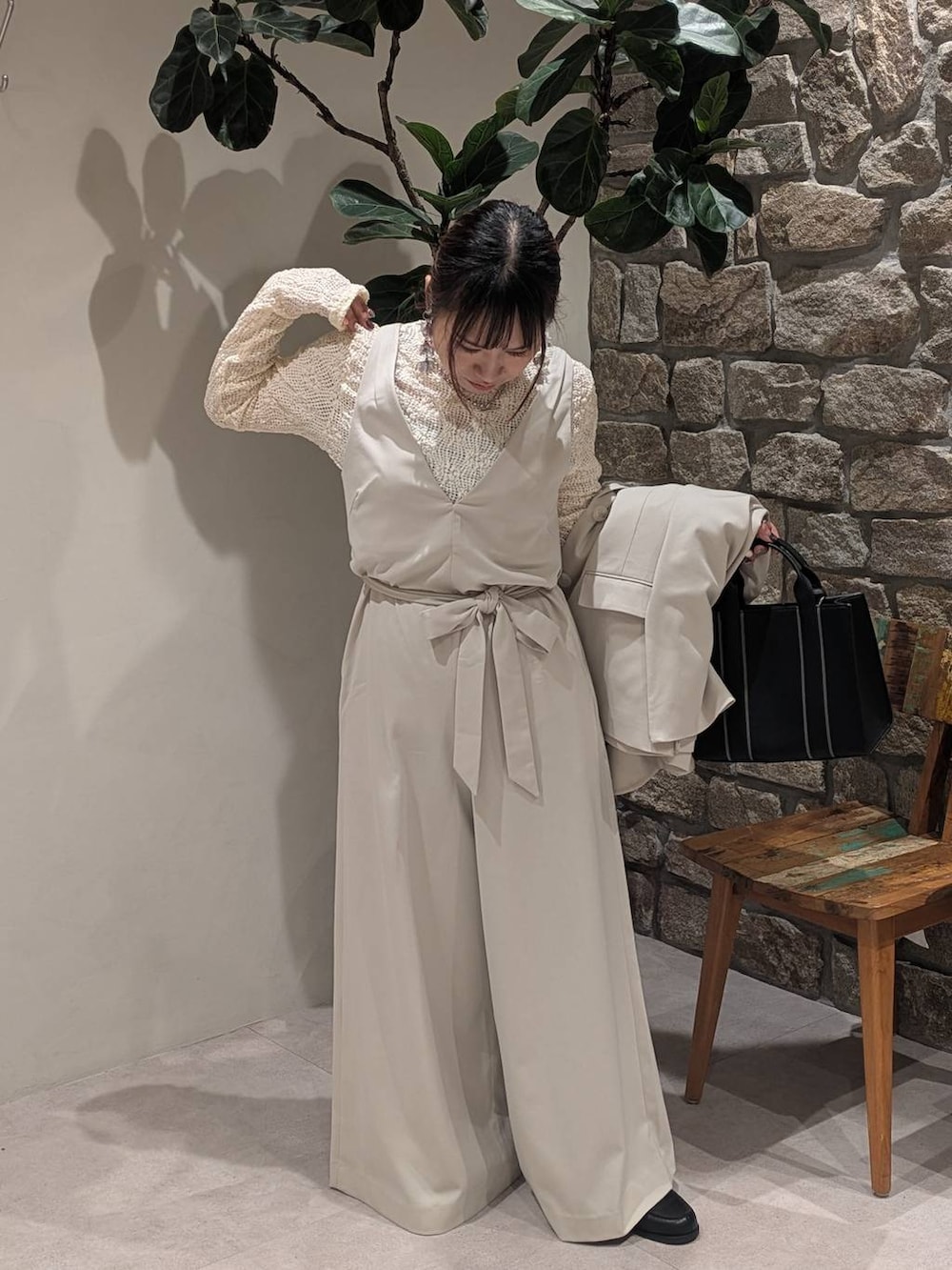 その他のローファー、ベージュ系のテーラードジャケット、ベージュ系のつなぎ/オールインワンを着用したレディースの冬コーディネートの3枚目の写真