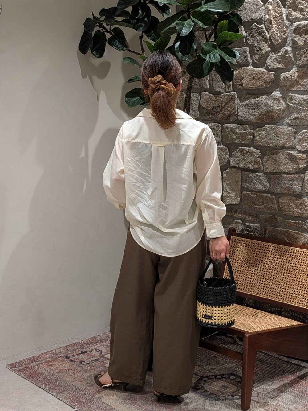「ナチュラル、シンプルコーデ、シャツ、シャツスタイル、きれいめカジュアル、バッグ、おでかけ、パンツ、ママコーデ、低身長、差し色コーデ、個性派、ラフ、カジュアル、BAYFLOW」｜「BAYFLOWのかごめ編みコンビバケツショルダー（ショルダーバッグ、ブラック系）」を使った、sunabfさん（レディース・148cm）の春コーディネートの2枚目の写真