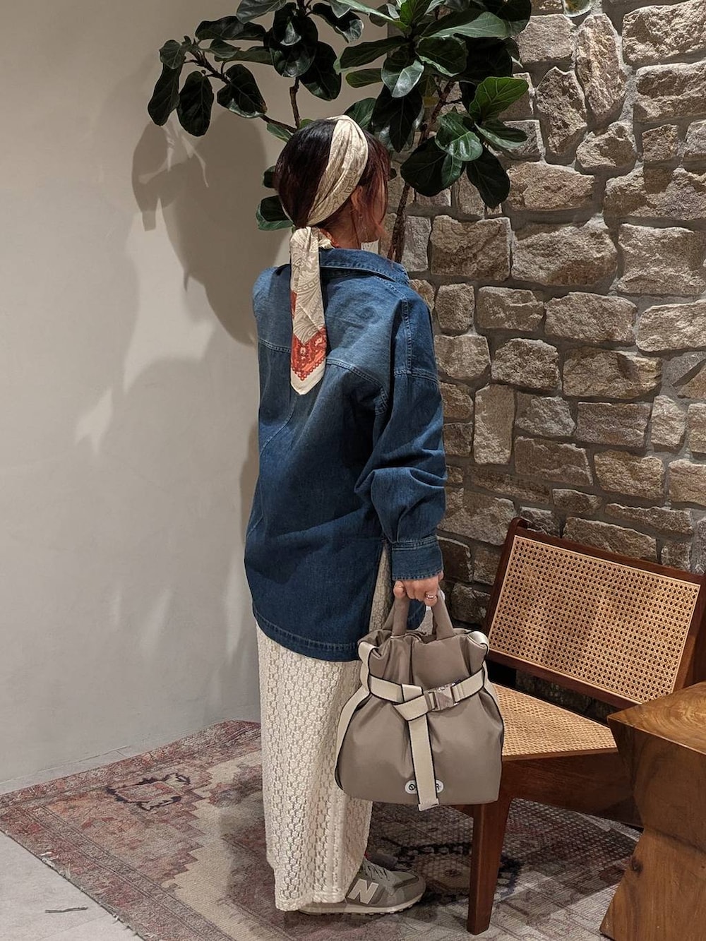 ベージュ系のスニーカー、グリーン系のトートバッグ、ブルー系のシャツ/ブラウスを着用したレディースの冬コーディネートの2枚目の写真