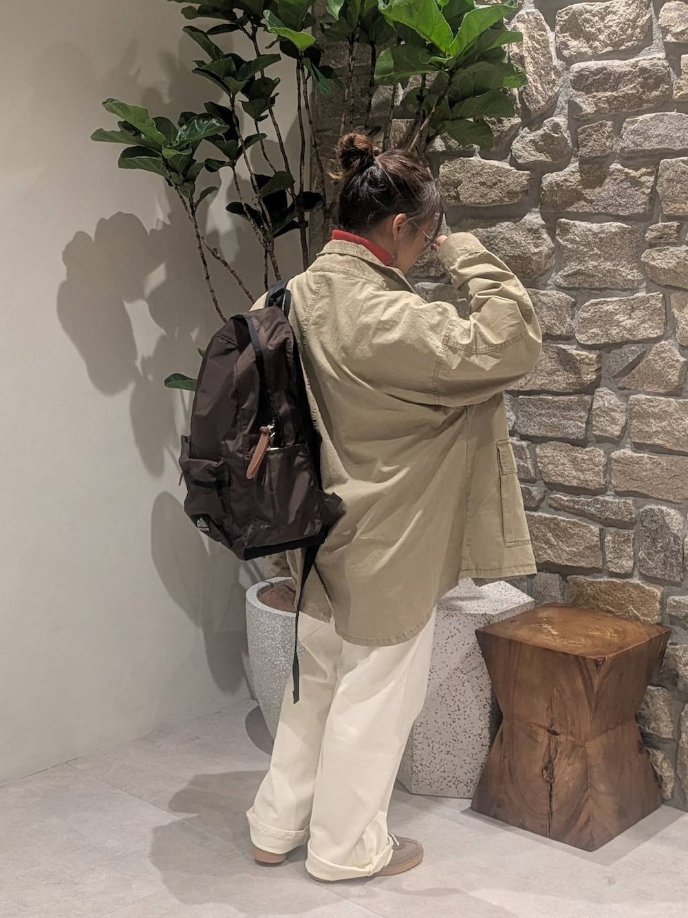ベージュ系のその他パンツ、ベージュ系のブルゾン、ブラウン系のスニーカーを着用したレディースの秋コーディネートの3枚目の写真