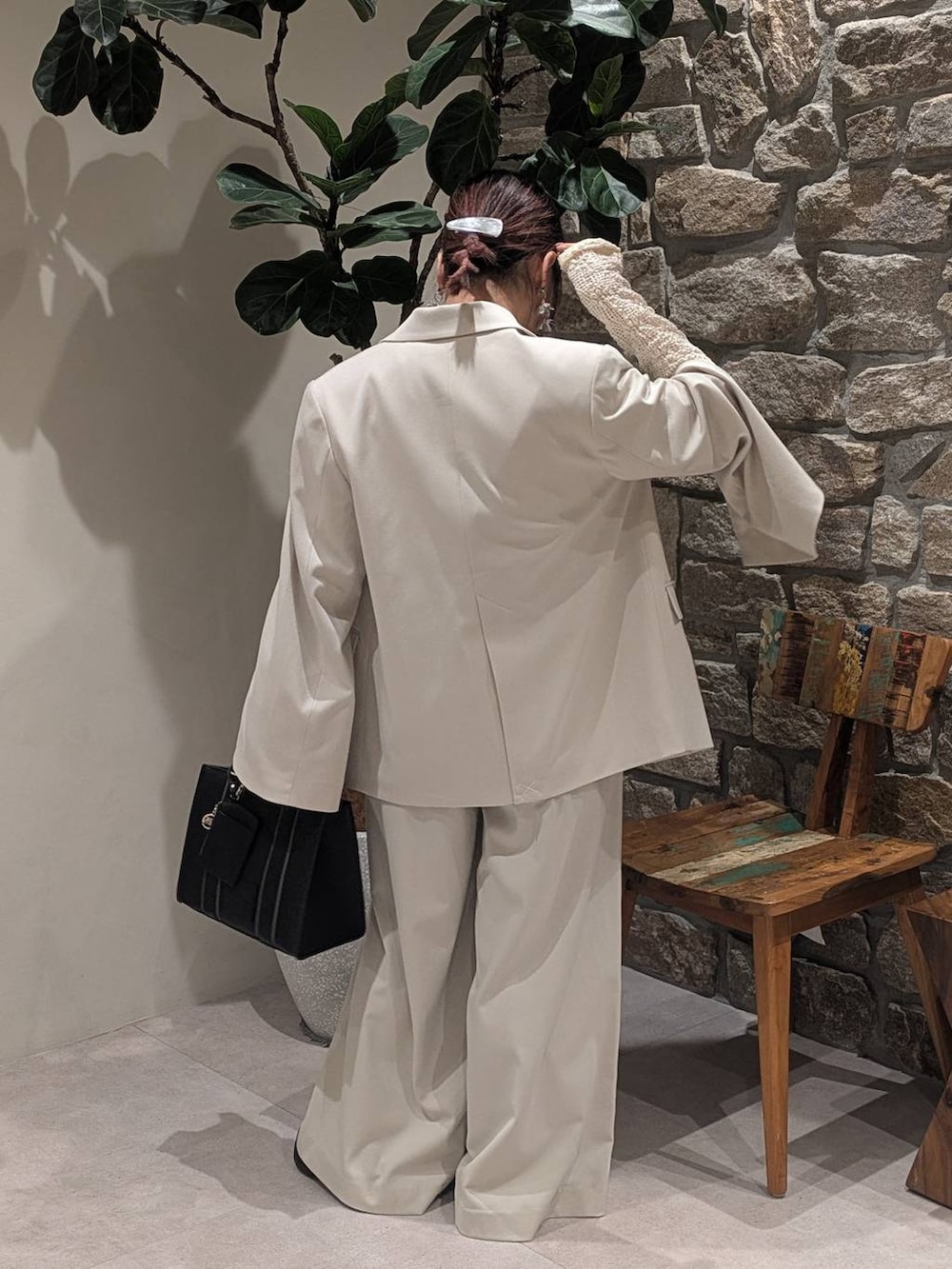 その他のローファー、ベージュ系のテーラードジャケット、ベージュ系のつなぎ/オールインワンを着用したレディースの冬コーディネートの2枚目の写真