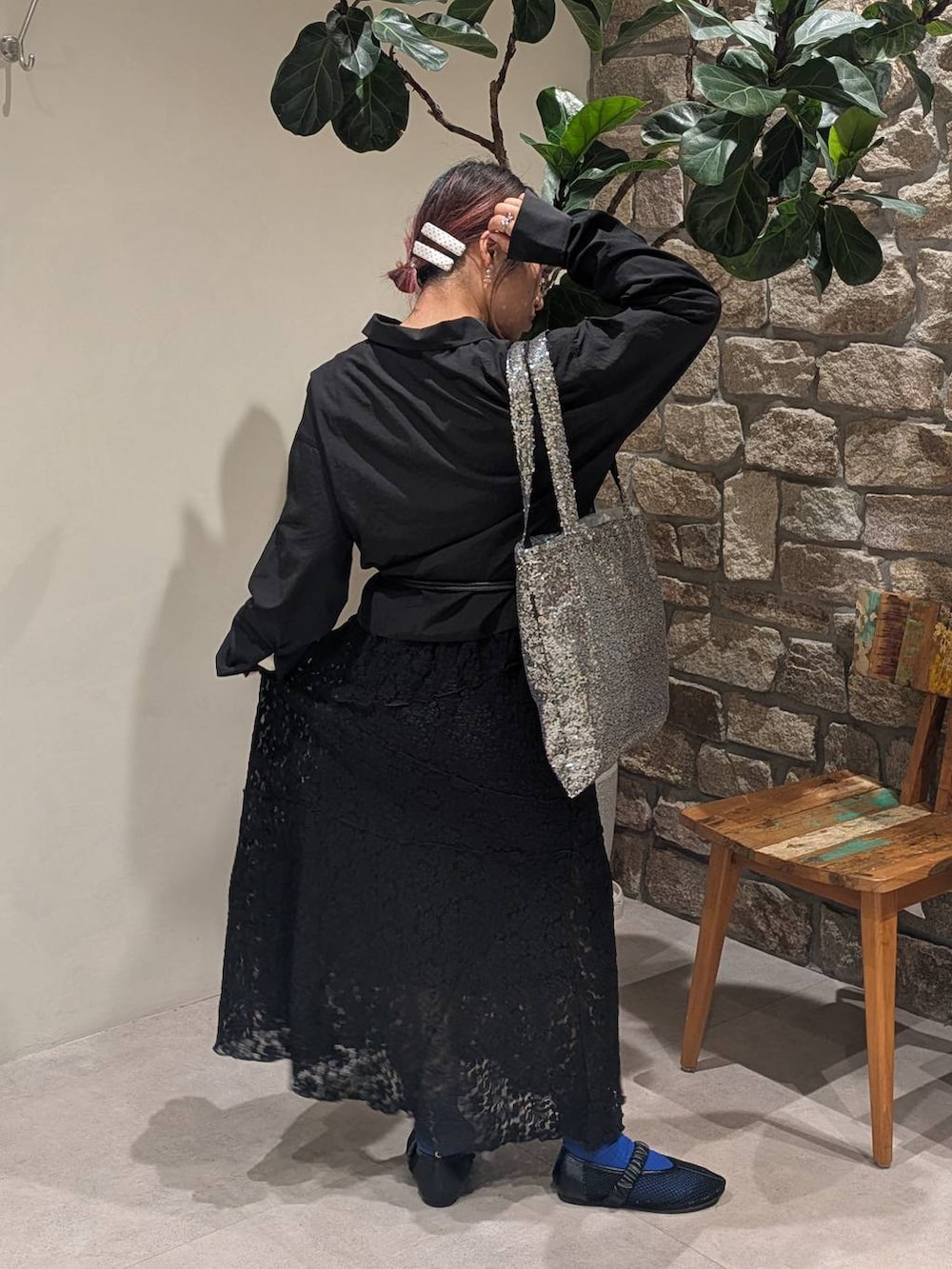 ブラック系のパンプス、グレー系のトートバッグ、ブラック系のスカートを着用したレディースの春コーディネートの2枚目の写真