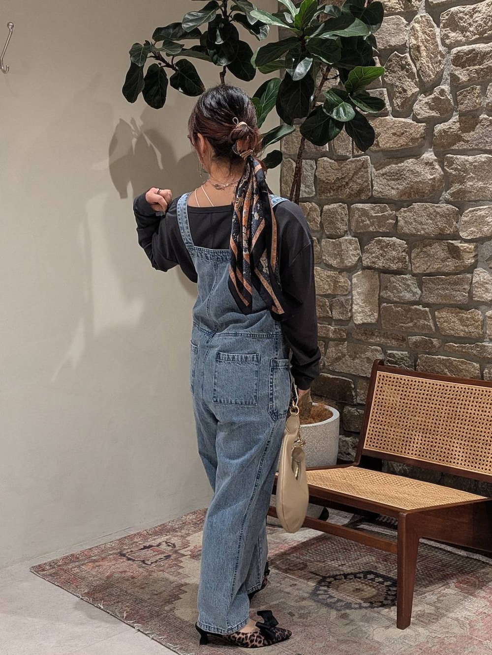 「大人カジュアル、キッズ服、サロペット、BAYFLOWJEANS_BAYFLOW、ロンT、パンプス、ラフ、ベイフローのデニム _BAYFLOW、ヘルシー、スカーフ、ヘアアレンジ、ママコーデ、メガネ女子、きれいめカジュアル、おでかけ」｜「BAYFLOWの[足にフィットする]フレフィットリボンミュール（パンプス、その他）」を使った、sunabfさん（レディース・148cm）の春コーディネートの4枚目の写真