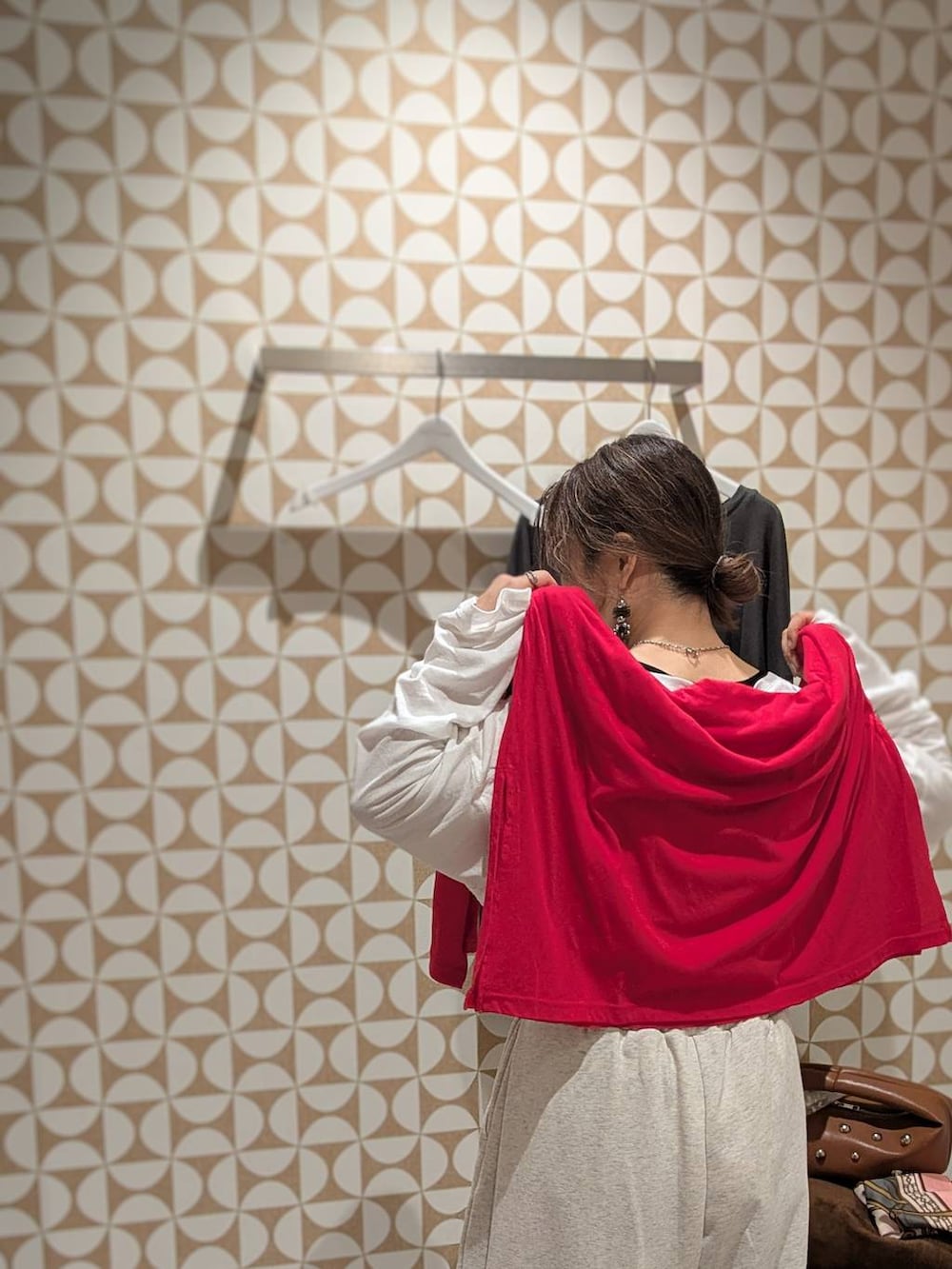 イエロー系のハンドバッグ、ブラック系のその他シューズ、グレー系のTシャツ/カットソーを着用したレディースの夏コーディネートの4枚目の写真