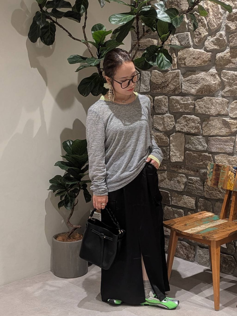 ブラック系のスカート、グレー系のTシャツ/カットソー、グリーン系のスニーカーを着用したレディースの夏コーディネートの3枚目の写真