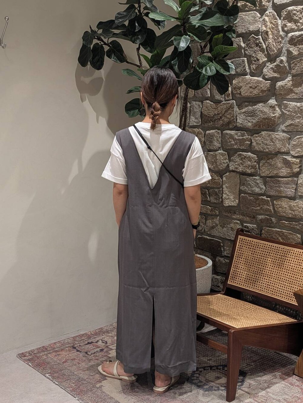 ブラック系のショルダーバッグ、ホワイト系のTシャツ/カットソー、ホワイト系のサンダルを着用したレディースの夏コーディネートの2枚目の写真