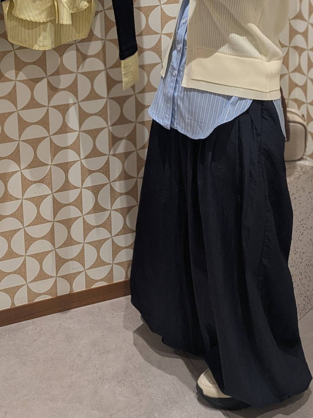 ホワイト系のローファー、ベージュ系のハンドバッグ、ブルー系のその他パンツを着用したレディースの冬コーディネートの4枚目の写真