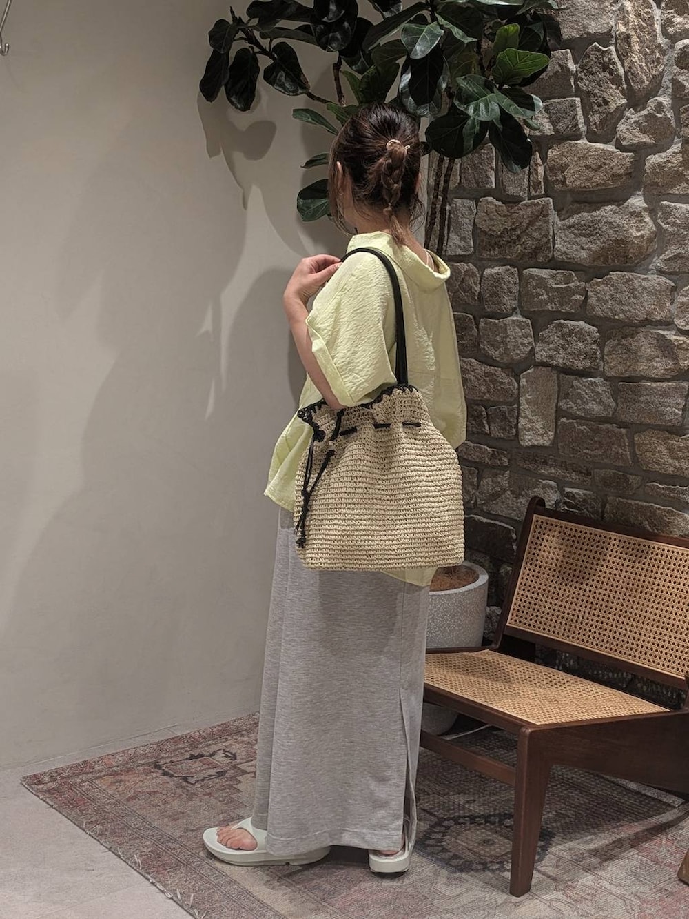 「低身長、差し色コーデ、個性派、シンプル、カジュアル、ナチュラル、トートバッグ、ブラウス、シャツ、サンダル、着痩せ・細見え、体型カバー、ベイフローのシアーアイテム_BAYFLOW、きれいめカジュアル、BAYFLOW」｜「BAYFLOWの[A4サイズ収納可能]ペーパー巾着トート（トートバッグ、ベージュ系）」を使った、sunabfさん（レディース・148cm）の春コーディネートの2枚目の写真