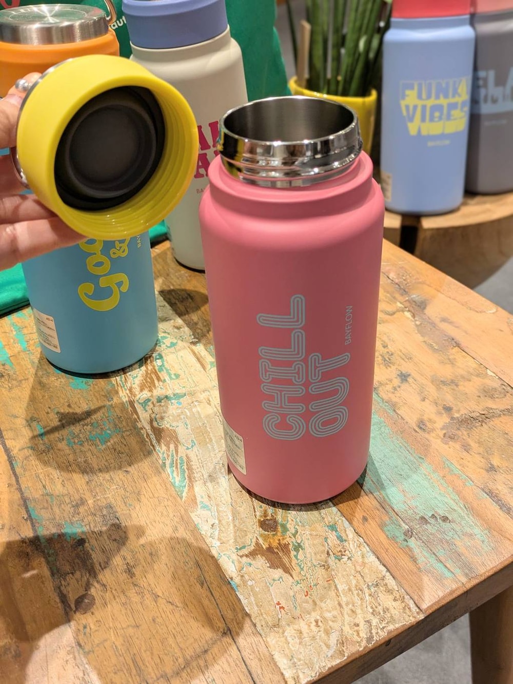 「低身長、差し色コーデ、個性派、夏コーデ、生活雑貨、BAYFLOW、人気アイテムをチェック！、フェミニン、カジュアル、ラフ、アウトドア、キッズ、トートバッグ、エコバッグ、ベイフローのアウトドアスタイル_BAYFLOW」｜「BAYFLOWの[保冷・保温]BFTYPOステンレスボトル530ml（水筒、ブルー系）」を使った、sunabfさん（レディース・148cm）の春コーディネートの2枚目の写真