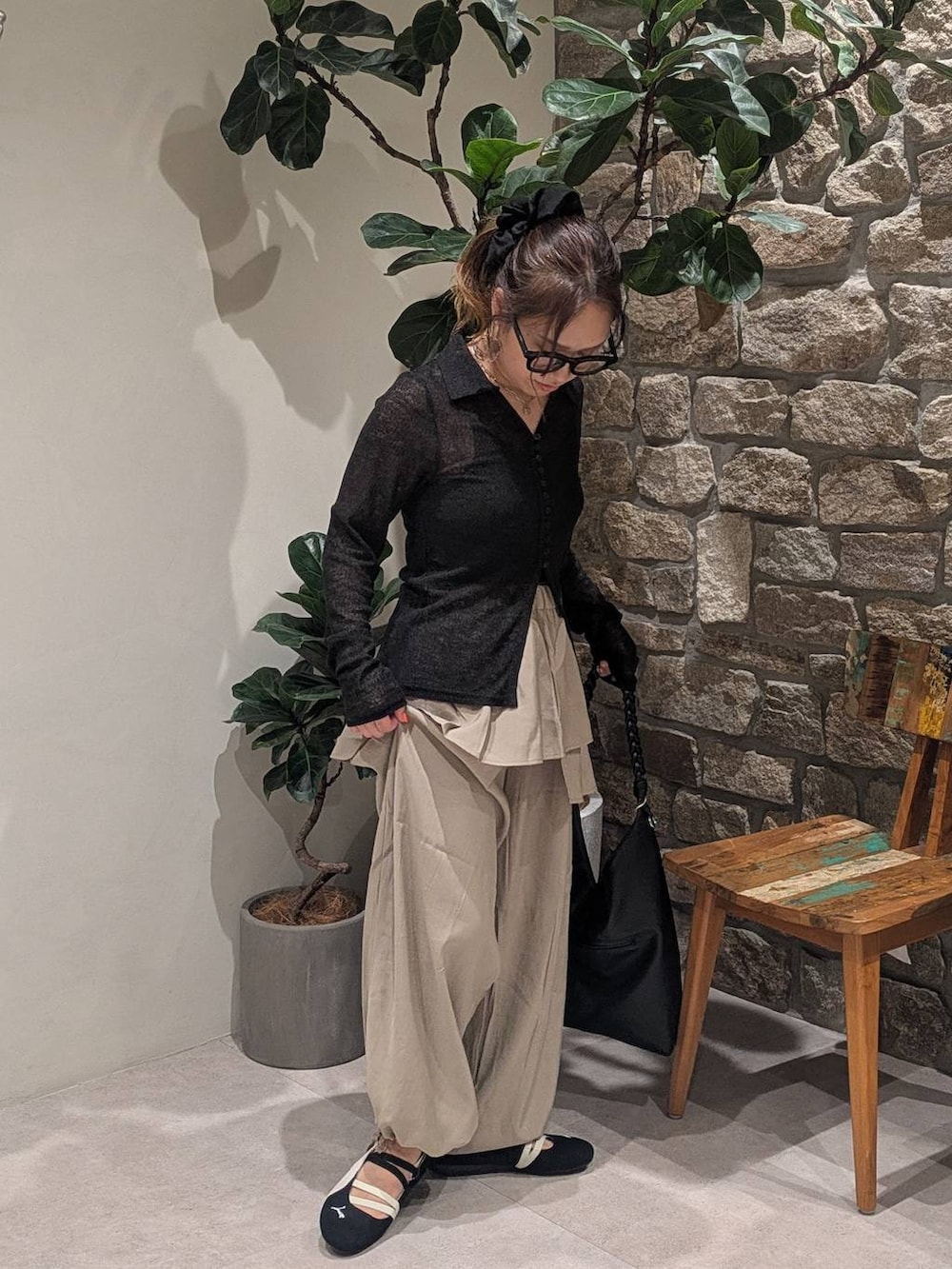 ベージュ系のその他パンツ、ブラック系のカーディガン/ボレロ、ブラック系のバレエシューズを着用したレディースの夏コーディネートの2枚目の写真