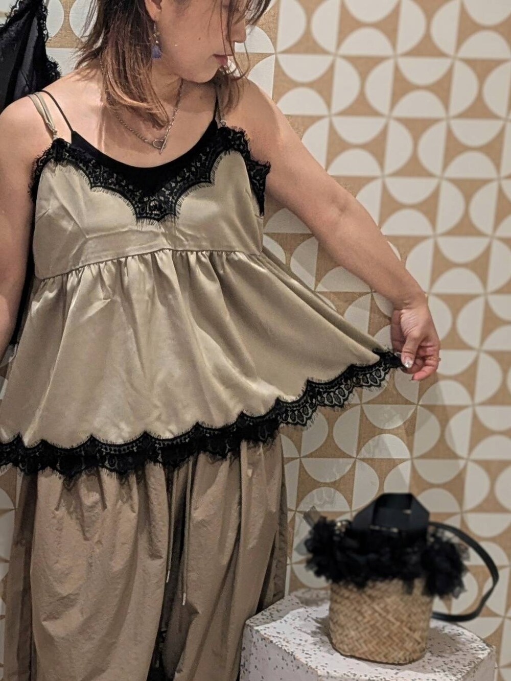 グレー系のシャツ/ブラウス、ブラック系のかごバッグ、ベージュ系のキャミソールを着用したレディースの夏コーディネートの2枚目の写真