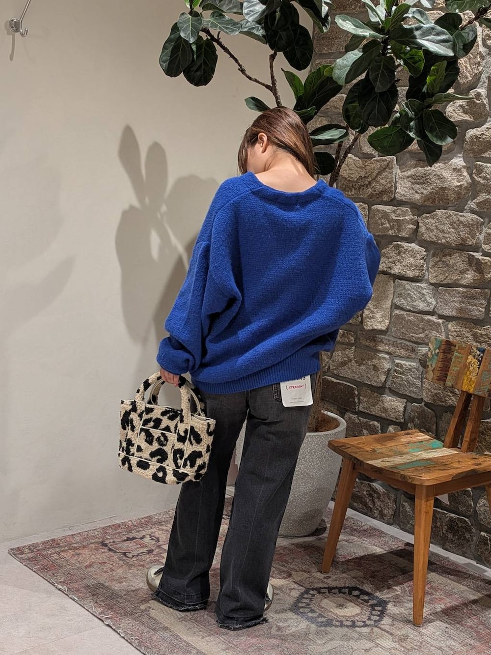 ホワイト系のスニーカー、ベージュ系のトートバッグを着用したレディースの秋コーディネートの2枚目の写真