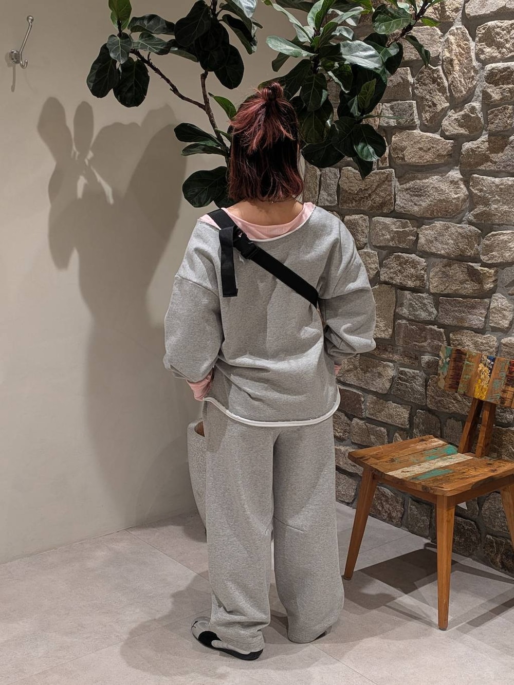 グレー系のスニーカー、グレー系のスウェット、グレー系のその他パンツを着用したレディースの冬コーディネートの3枚目の写真