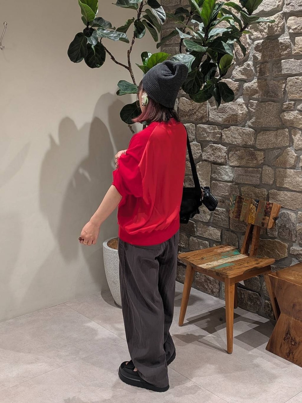 レッド系のカーディガン/ボレロ、ブラック系のサンダル、グレー系のその他パンツを着用したレディースの春コーディネートの4枚目の写真