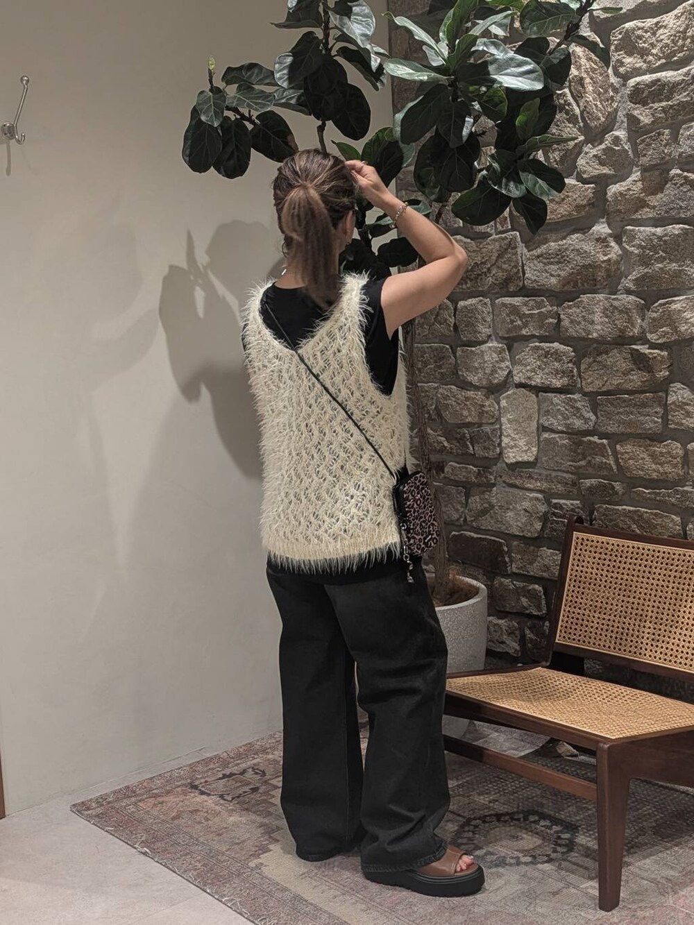 ブラウン系のショルダーバッグ、ブラック系のTシャツ/カットソー、ブラック系のデニムパンツを着用したレディースの夏コーディネートの3枚目の写真