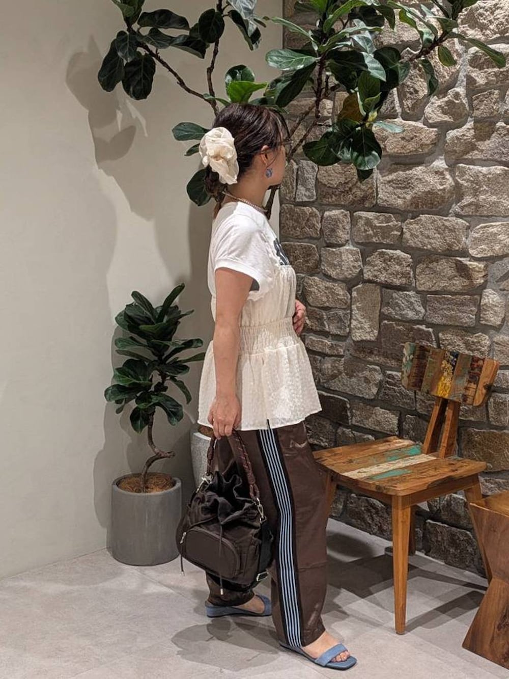 ホワイト系のTシャツ/カットソー、ブラウン系のその他パンツ、ホワイト系のシャツ/ブラウスを着用したレディースの夏コーディネートの3枚目の写真