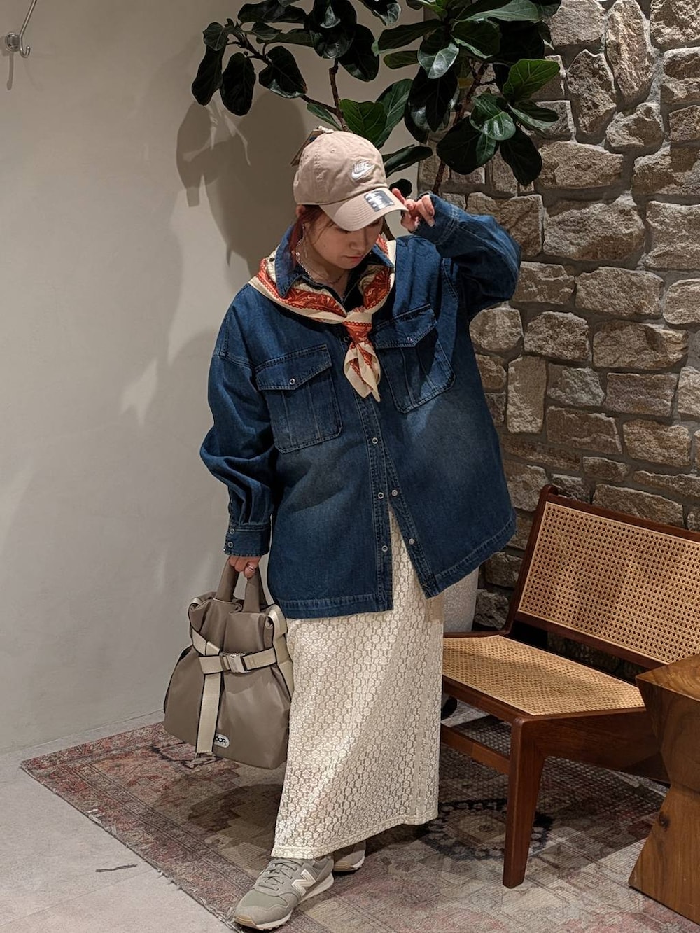 ベージュ系のスニーカー、グリーン系のトートバッグ、ブルー系のシャツ/ブラウスを着用したレディースの冬コーディネートの3枚目の写真