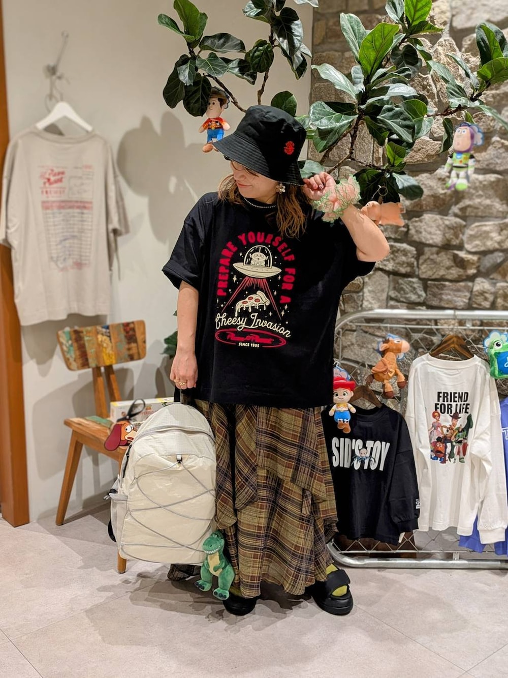ホワイト系のTシャツ/カットソー、ブラック系のTシャツ/カットソー、ベージュ系のTシャツ/カットソーを着用したレディースの夏コーディネートの8枚目の写真