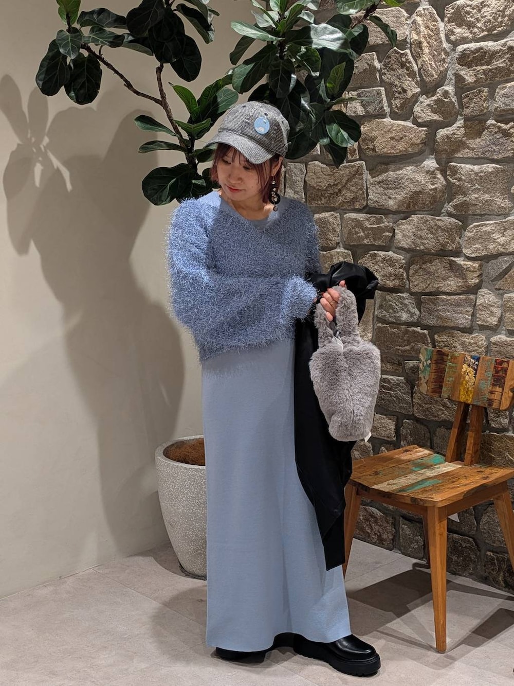 ブラック系のブーツ、ブラック系のブルゾン、グレー系のハンドバッグを着用したレディースの秋コーディネートの3枚目の写真