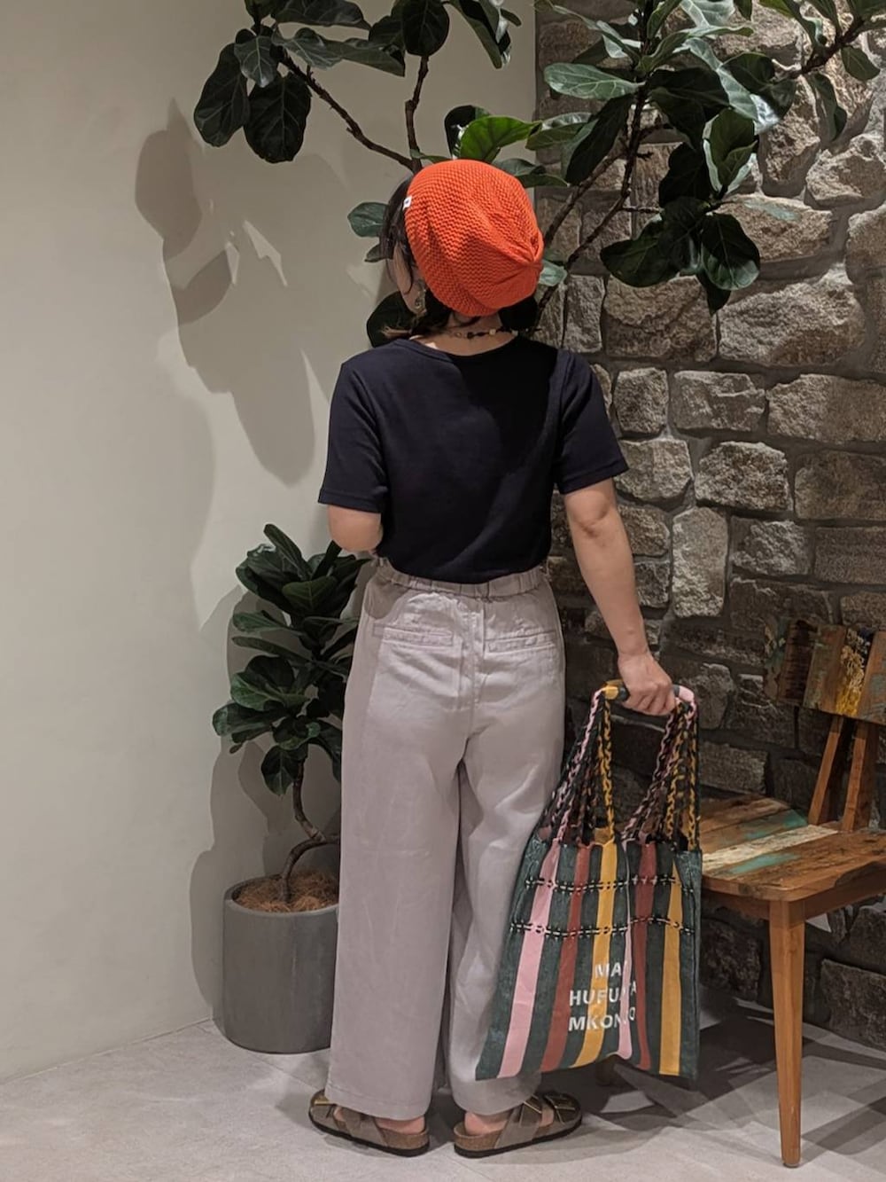 グリーン系のトートバッグ、ブルー系のTシャツ/カットソー、グレー系のその他パンツを着用したレディースの夏コーディネートの3枚目の写真