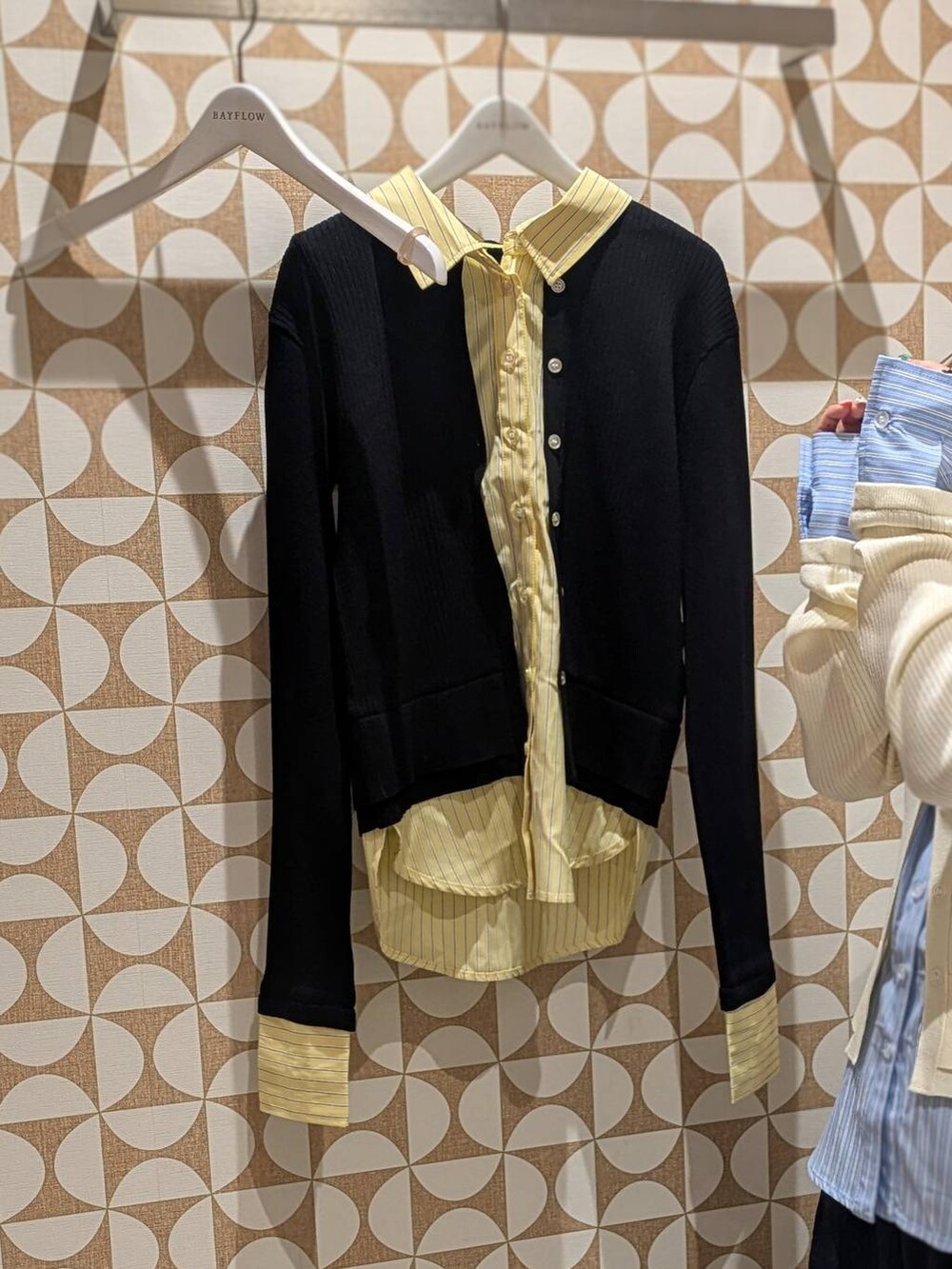 ホワイト系のローファー、ベージュ系のハンドバッグ、ブルー系のその他パンツを着用したレディースの冬コーディネートの2枚目の写真