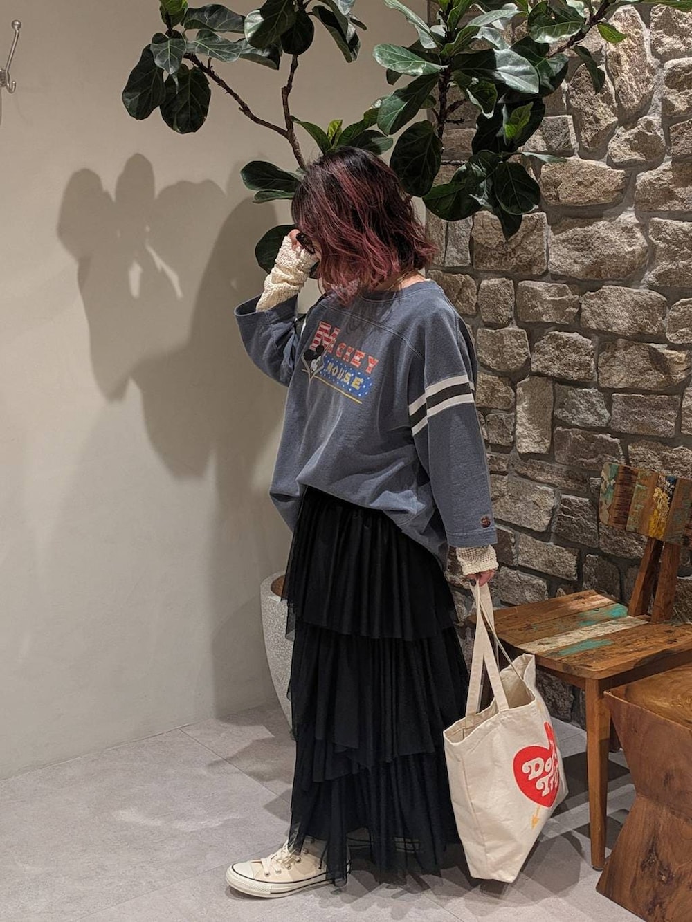 ホワイト系のスニーカー、ベージュ系のトートバッグ、ホワイト系のTシャツ/カットソーを着用したレディースの春コーディネートの4枚目の写真