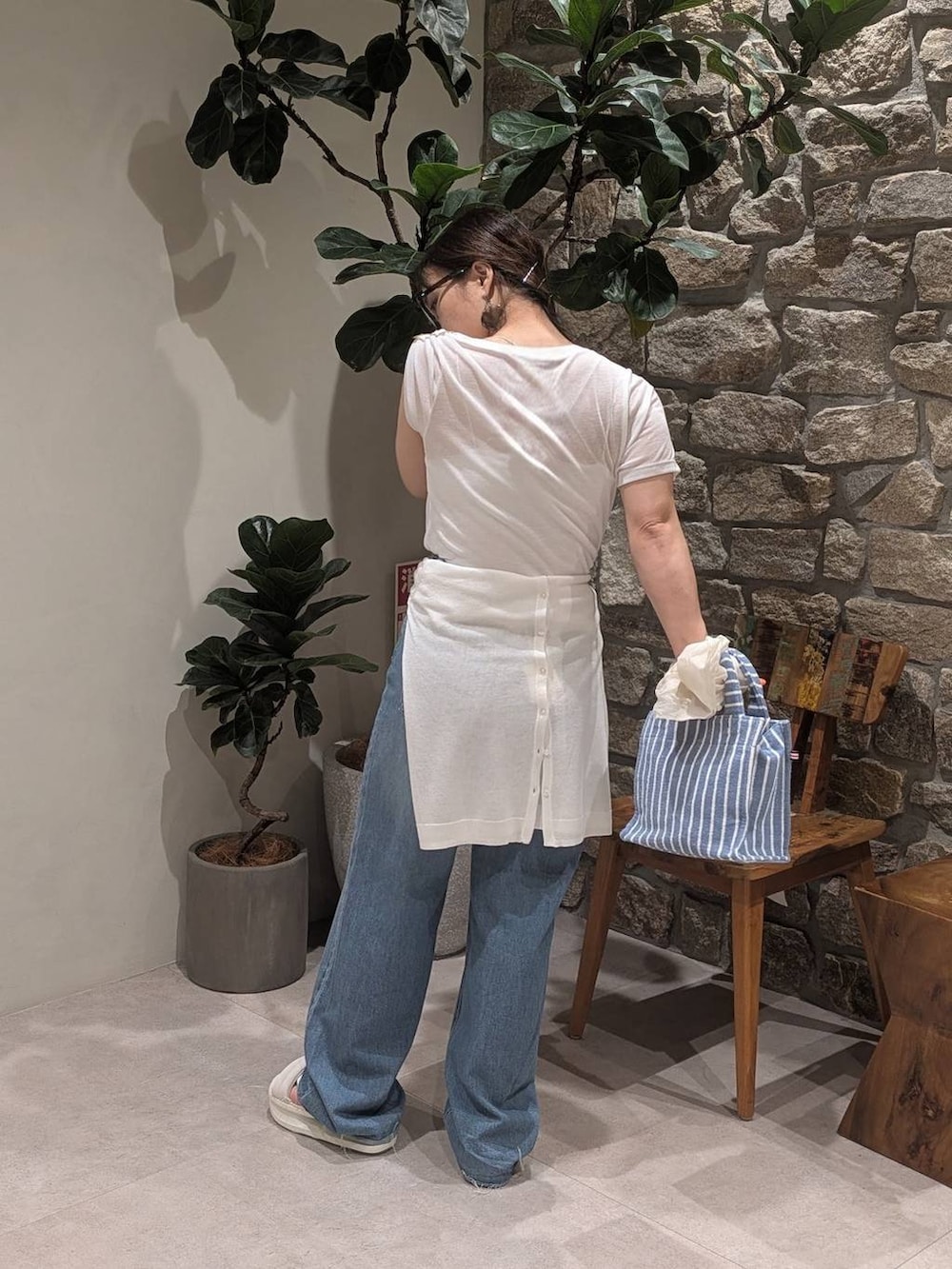 ホワイト系のTシャツ/カットソー、ホワイト系のカーディガン/ボレロ、ブルー系のデニムパンツを着用したレディースの夏コーディネートの3枚目の写真