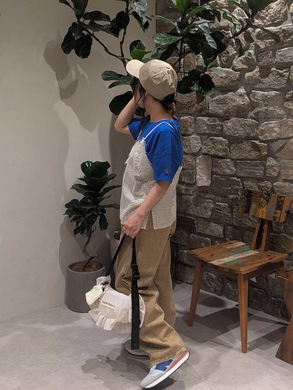 ホワイト系のキャミソール、イエロー系のデニムパンツ、ブルー系のTシャツ/カットソーを着用したレディースの夏コーディネートの2枚目の写真