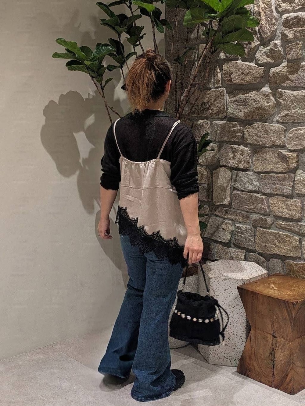 ブラック系のスニーカー、ブラック系のシャツ/ブラウス、ブラック系のハンドバッグを着用したレディースの秋コーディネートの4枚目の写真