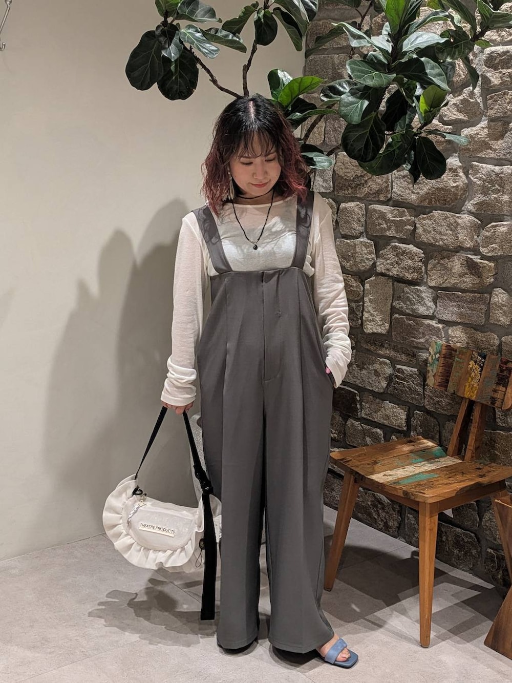 ブラック系のキャミソール、ブルー系のサンダル、グレー系のサロペット/オーバーオールを着用したレディースの春コーディネートの2枚目の写真