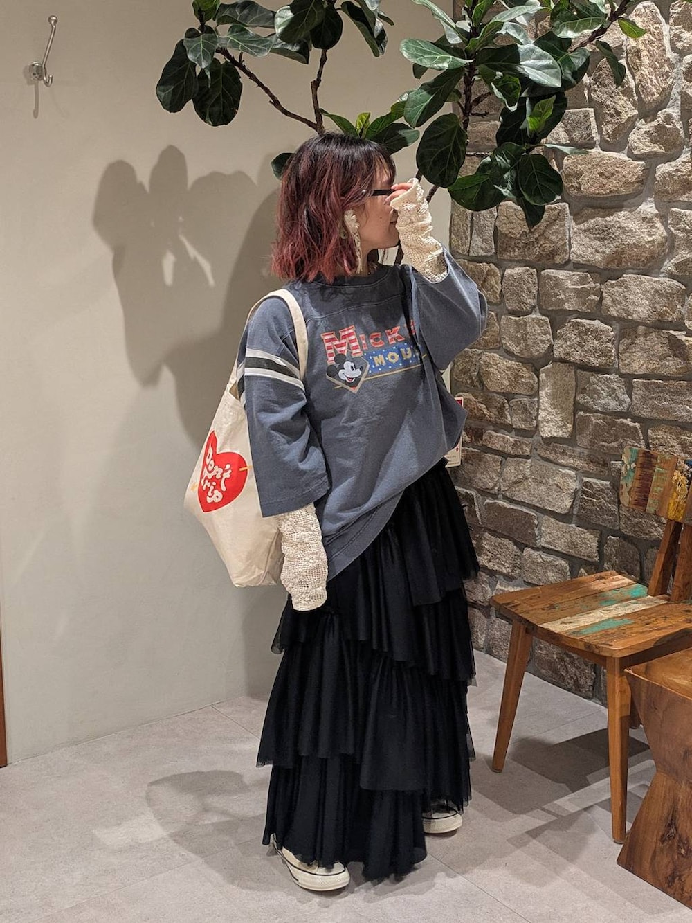 ホワイト系のスニーカー、ベージュ系のトートバッグ、ホワイト系のTシャツ/カットソーを着用したレディースの春コーディネートの2枚目の写真