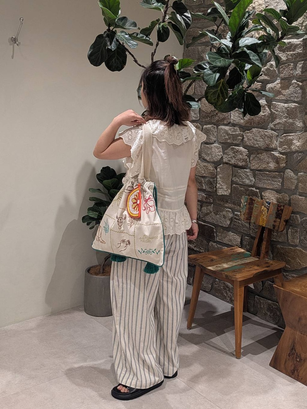 ホワイト系のその他パンツ、グリーン系のトートバッグ、ホワイト系のシャツ/ブラウスを着用したレディースの春コーディネートの2枚目の写真
