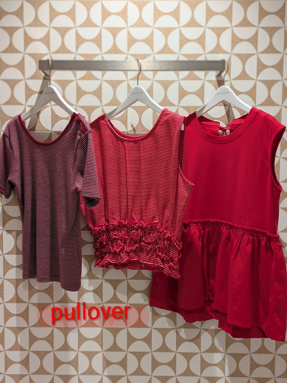 レッド系のTシャツ/カットソー、レッド系のニット/セーター、レッド系のシャツ/ブラウスを着用したレディースの夏コーディネートの4枚目の写真