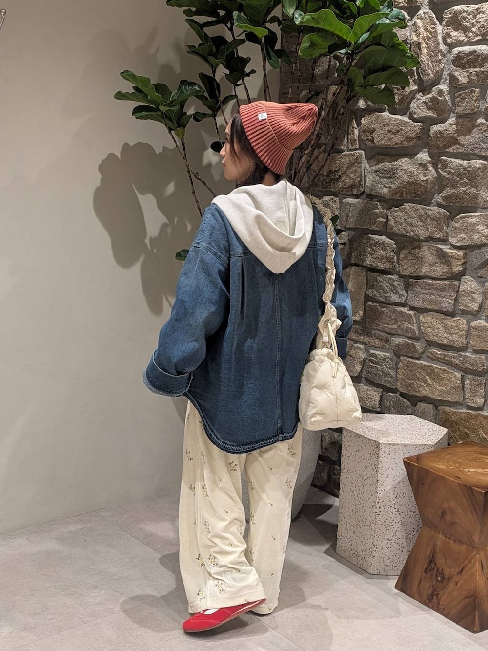 ブルー系のシャツ/ブラウス、ベージュ系のその他パンツ、ホワイト系のショルダーバッグを着用したレディースの秋コーディネートの4枚目の写真