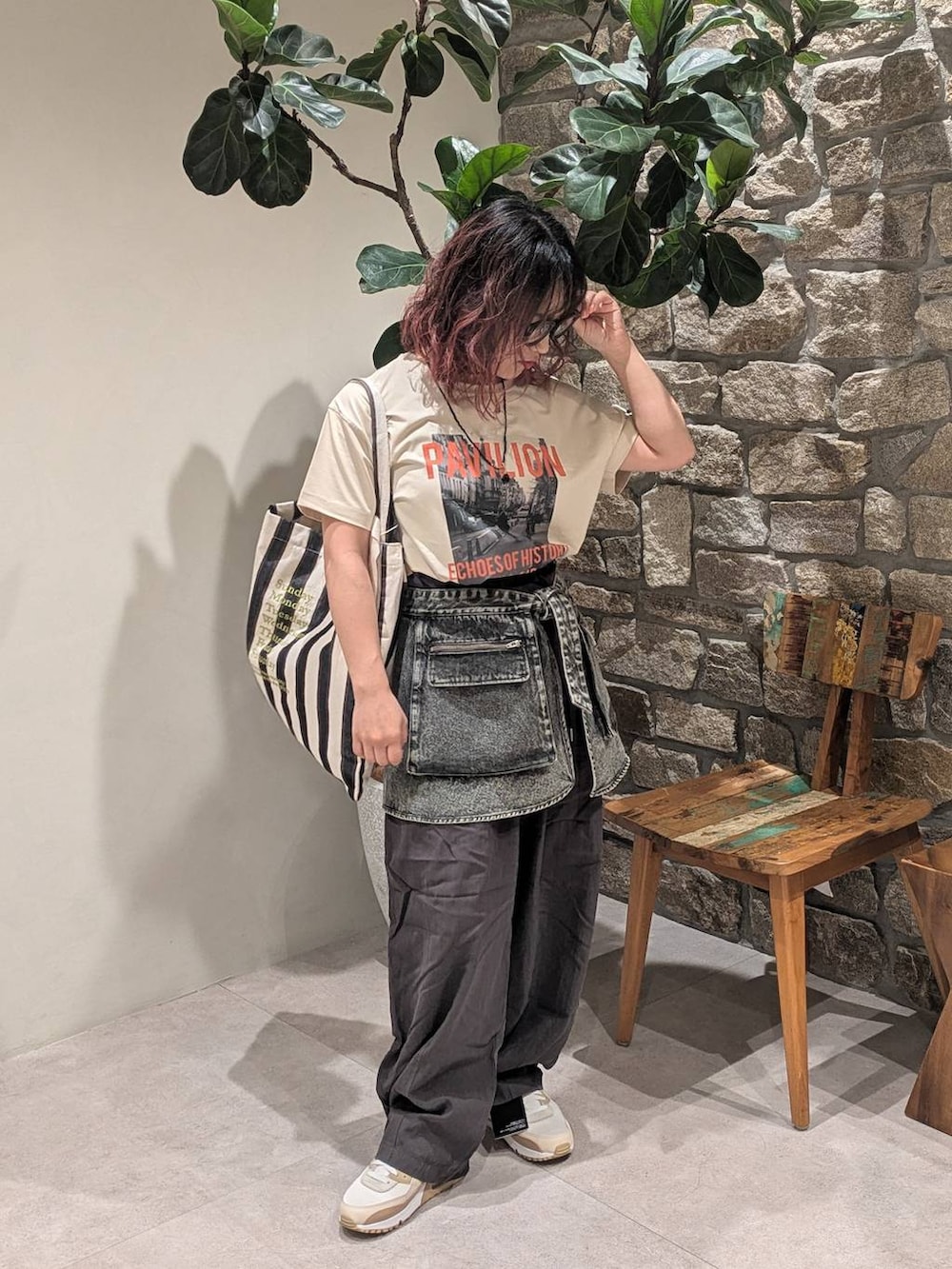 ベージュ系のTシャツ/カットソー、グレー系のデニムスカート、グレー系のその他パンツを着用したレディースの春コーディネートの2枚目の写真