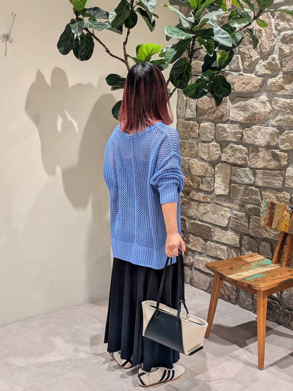 ブラック系のキャミソール、ホワイト系のスニーカー、ブラック系のハンドバッグを着用したレディースの春コーディネートの4枚目の写真