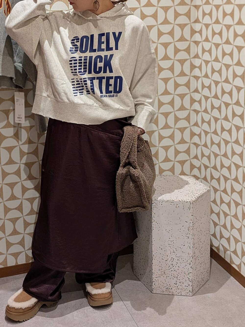 ブラウン系のトートバッグ、グレー系のパーカー、ベージュ系のパーカーを着用したレディースの秋コーディネートの6枚目の写真