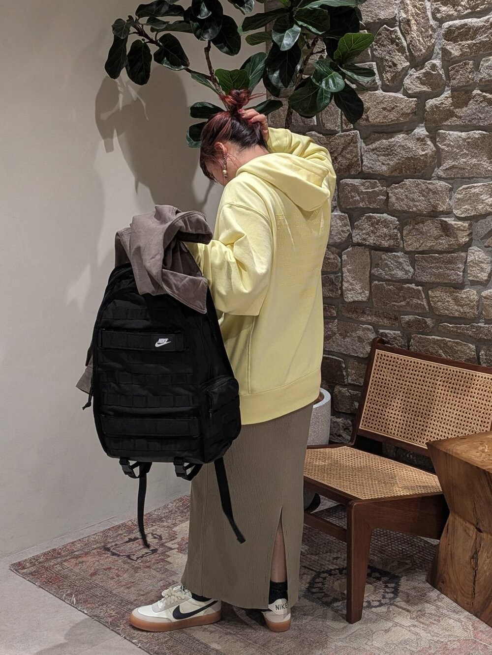 グリーン系のスカート、イエロー系のパーカー、グリーン系のカバーオールを着用したレディースの冬コーディネートの5枚目の写真