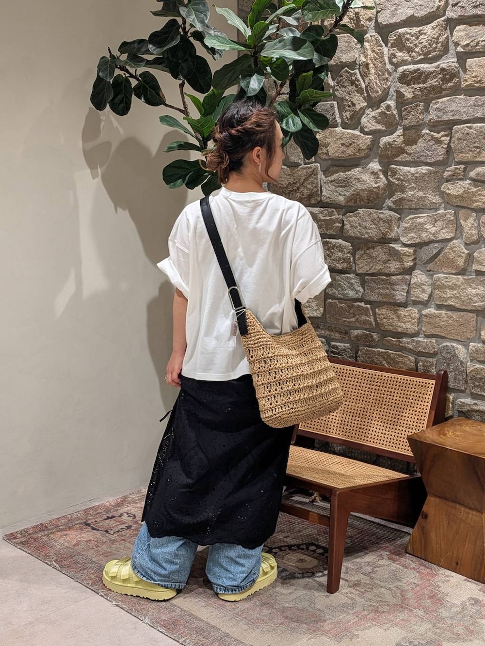 イエロー系のサンダル、ブルー系のデニムパンツ、ホワイト系のTシャツ/カットソーを着用したレディースの夏コーディネートの2枚目の写真