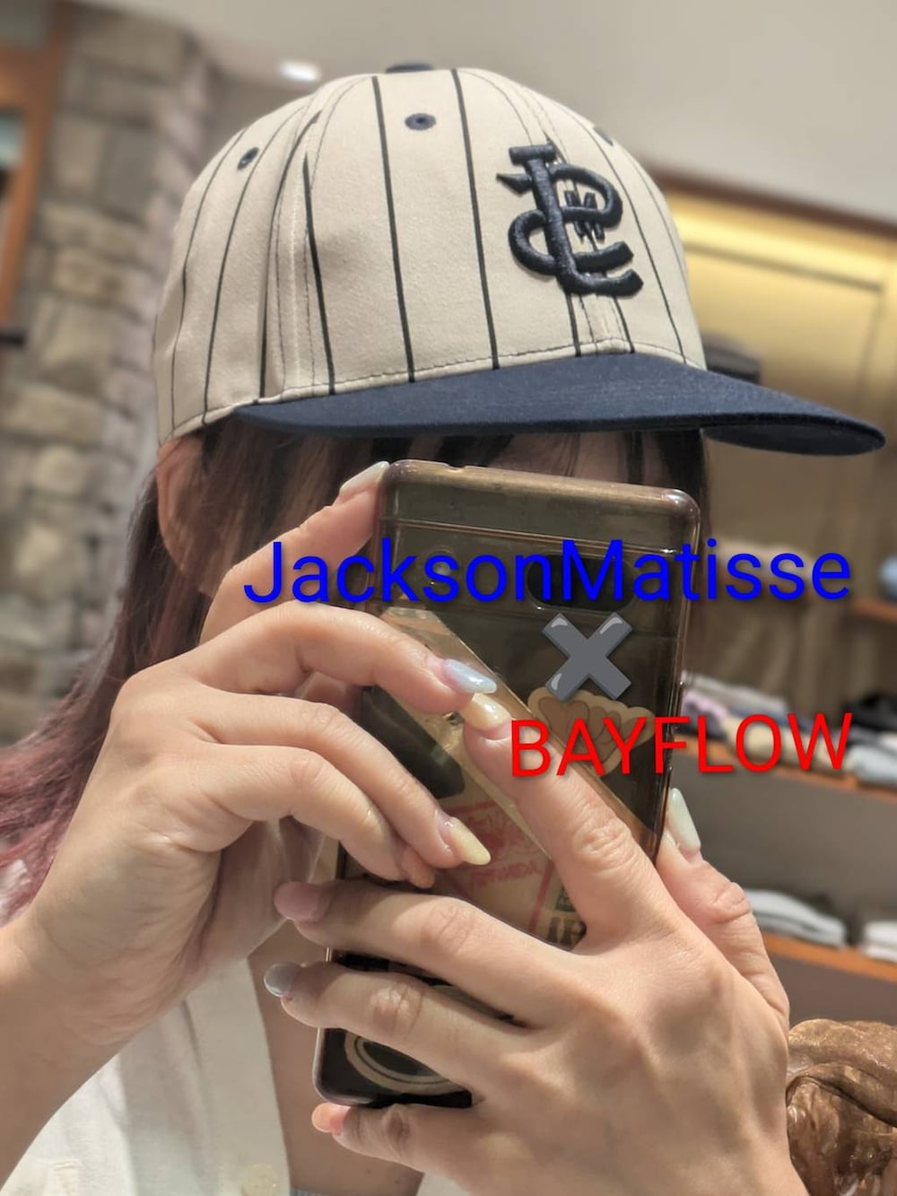 ベージュ系のキャップ、ブルー系のキャップを着用したレディースの春コーディネートの2枚目の写真