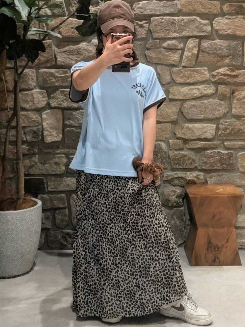 その他のスカート、ブルー系のTシャツ/カットソー、ブラウン系のキャップを着用したレディースの夏コーディネートの2枚目の写真