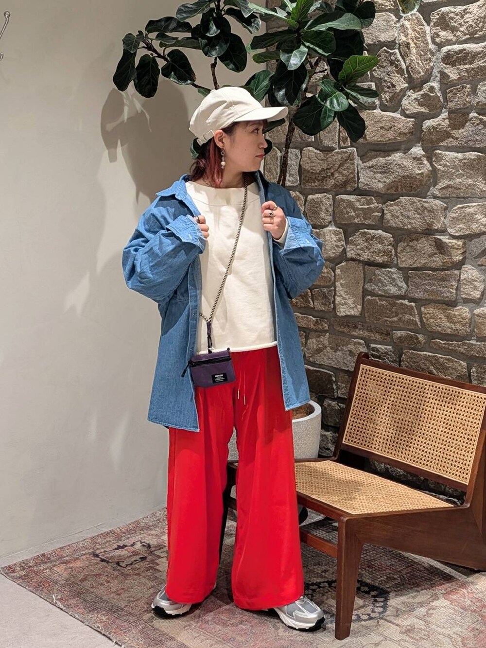 「低身長、差し色コーデ、個性派、メンズライク、シャツ、BAYFLOW、BAYFLOWJEANS_BAYFLOW、ワイドパンツ、カラーパンツ、スウェット、キャップ、軽量、春コーデ、春色、春服みてみて」｜「BAYFLOWのピグメントハートCAP（キャップ、ベージュ系）」を使った、sunabfさん（レディース・148cm）の冬コーディネートの2枚目の写真