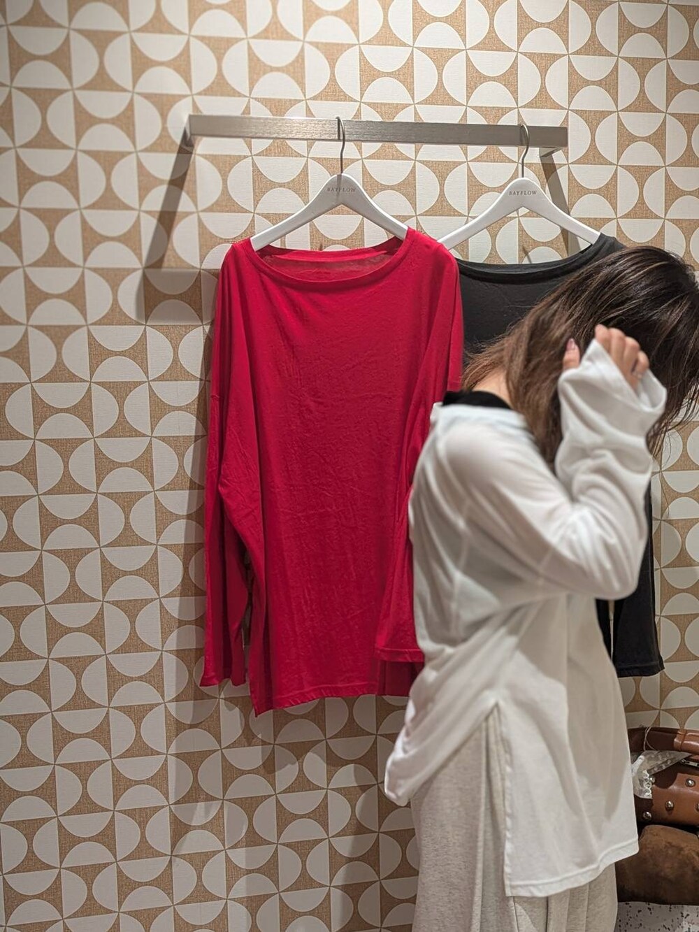 イエロー系のハンドバッグ、ブラック系のその他シューズ、グレー系のTシャツ/カットソーを着用したレディースの夏コーディネートの3枚目の写真