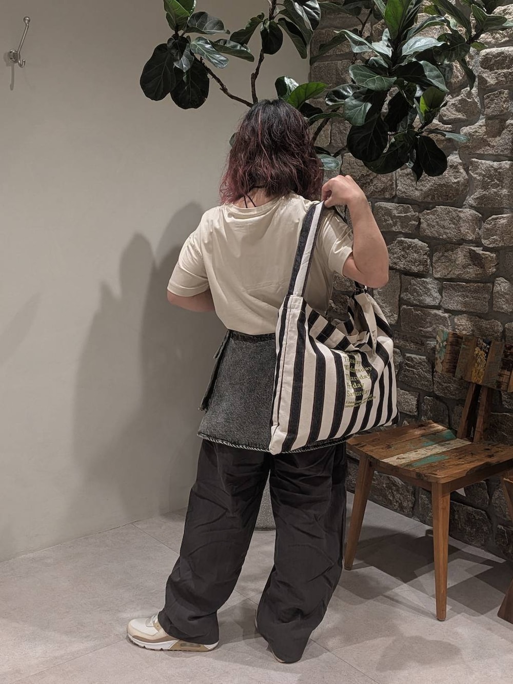 ベージュ系のTシャツ/カットソー、グレー系のデニムスカート、グレー系のその他パンツを着用したレディースの春コーディネートの5枚目の写真