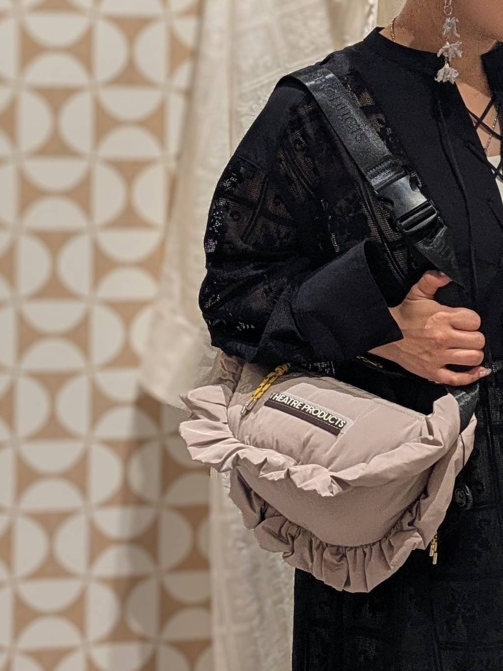 その他のローファー、ホワイト系のワンピース、イエロー系のデニムパンツを着用したレディースの夏コーディネートの5枚目の写真