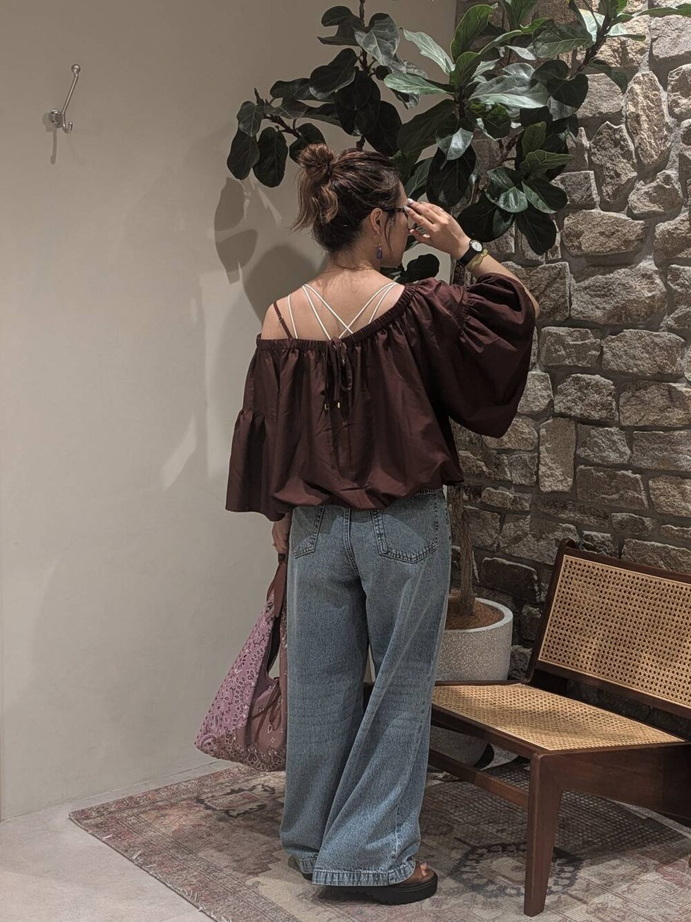 ブルー系のデニムパンツ、ブラウン系のシャツ/ブラウス、ブラウン系のサンダルを着用したレディースの夏コーディネートの3枚目の写真