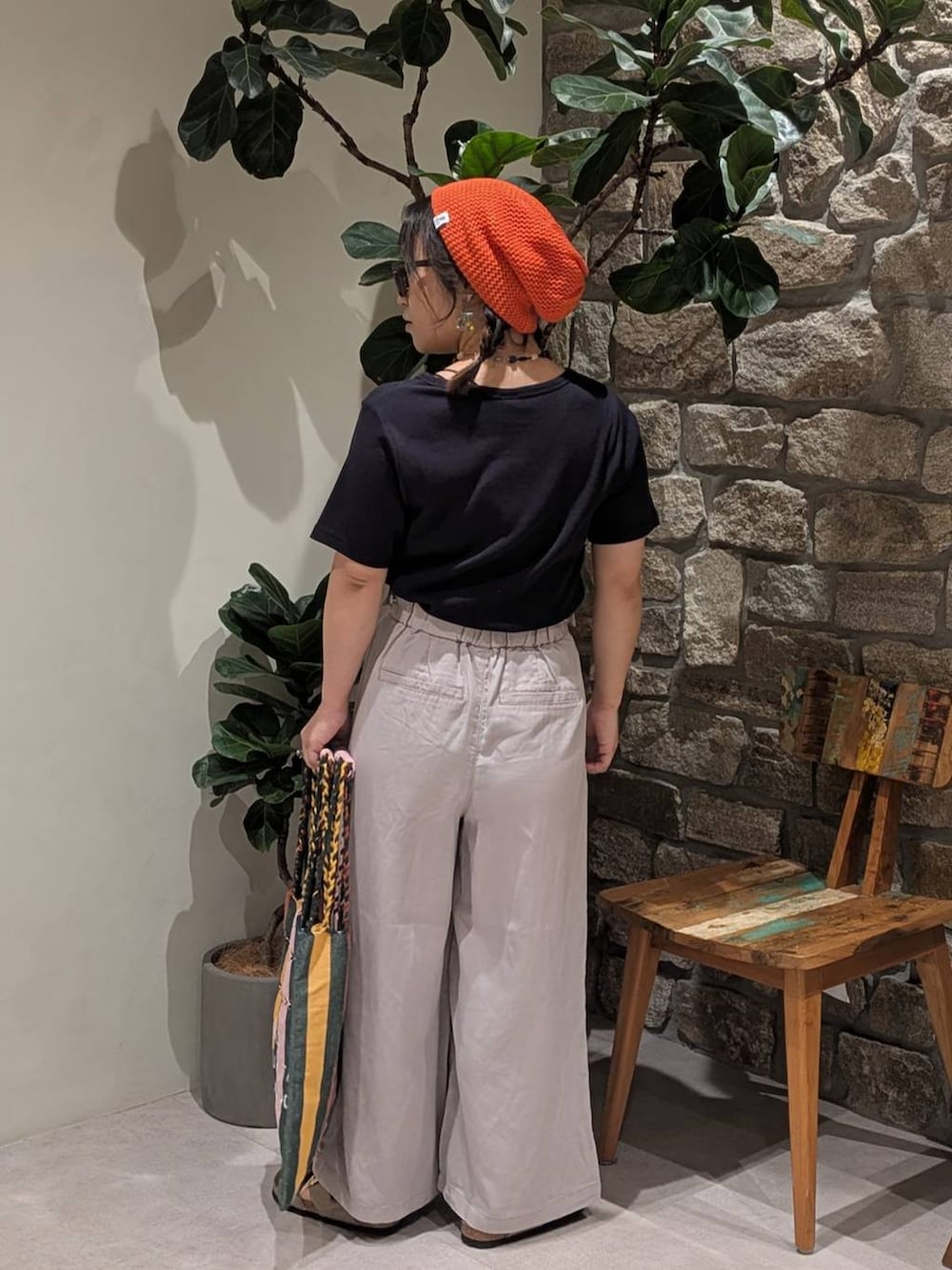 グリーン系のトートバッグ、ブルー系のTシャツ/カットソー、グレー系のその他パンツを着用したレディースの夏コーディネートの6枚目の写真