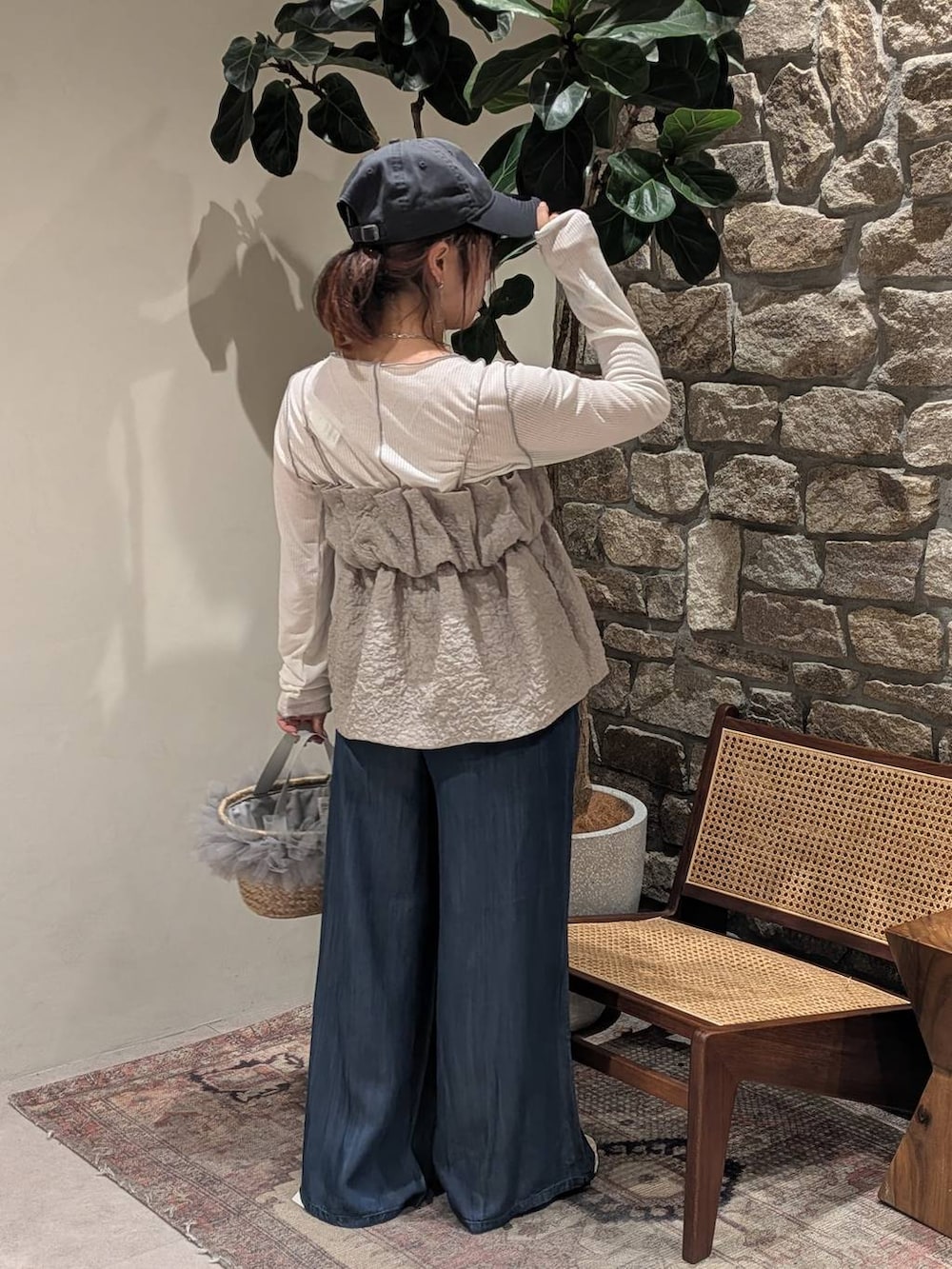 グレー系のかごバッグ、ホワイト系のTシャツ/カットソー、ホワイト系のサンダルを着用したレディースの春コーディネートの2枚目の写真