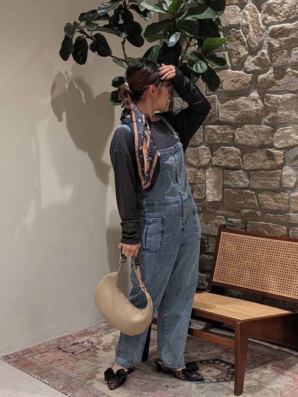 「大人カジュアル、キッズ服、サロペット、BAYFLOWJEANS_BAYFLOW、ロンT、パンプス、ラフ、ベイフローのデニム _BAYFLOW、ヘルシー、スカーフ、ヘアアレンジ、ママコーデ、メガネ女子、きれいめカジュアル、おでかけ」｜「BAYFLOWの[足にフィットする]フレフィットリボンミュール（パンプス、その他）」を使った、sunabfさん（レディース・148cm）の春コーディネートの2枚目の写真